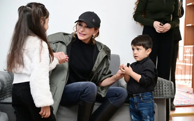 Xanabadın balaca sakini ilə səmimi dialoq - "Gəl, Mehriban xanımla görüş" - FOTOLAR