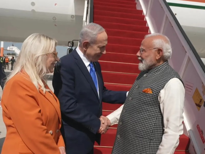 Modi İsrailə səfər edib, Netanyahu şəxsən qarşılayıb