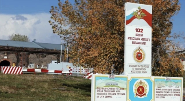 Ermənistan rusiyalı hərbçiləri Türkiyə ilə sərhəddən çıxardı