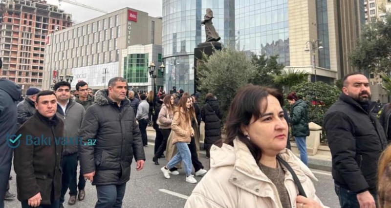 “Ana harayı” abidəsinə ziyarət axını: Xalq Xocalı qurbanlarını anır - FOTO