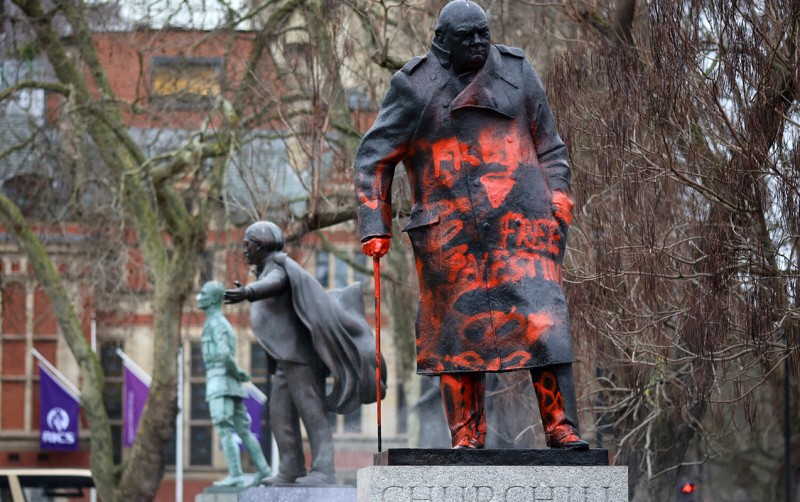 Çörçillin heykəli təhqir edildi