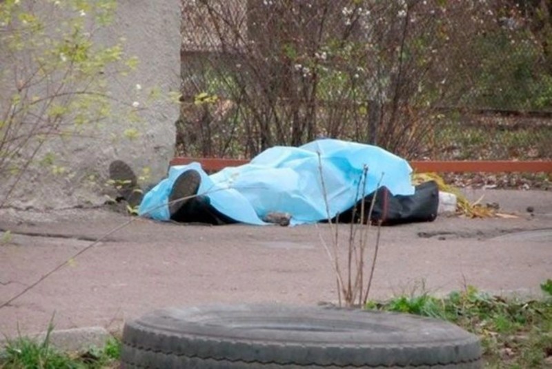 Hündürlükdən yıxılaraq öldü