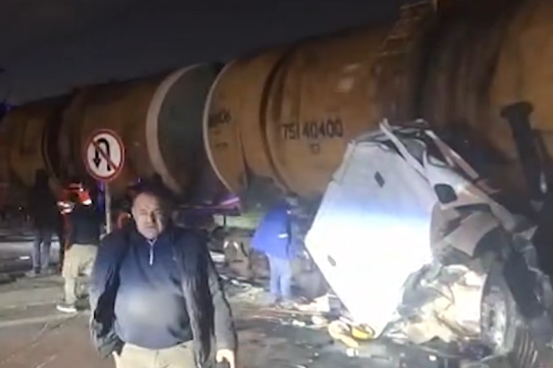 Yük maşını qatara çırpıldı, xəsarət alan var - VİDEO