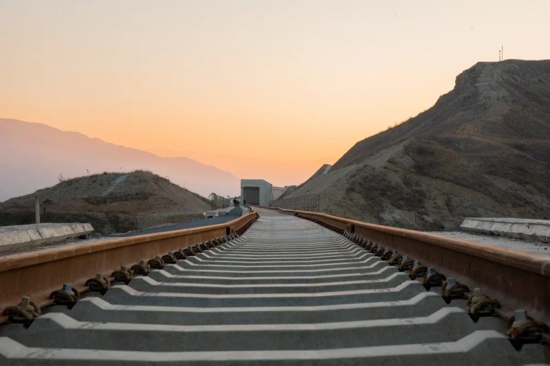 Horadiz-Ağbənd dəmiryol xəttində tikinti işlərinin 70 %-i tamamlanıb