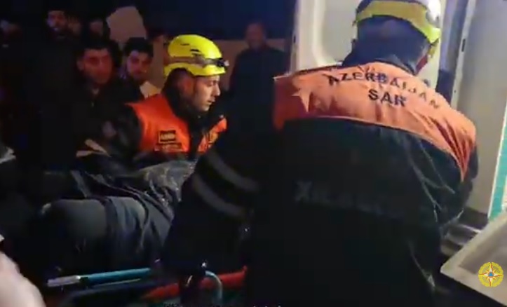 Maşında sıxılı vəziyyətdə qalan qadın belə xilas edildi - VİDEO