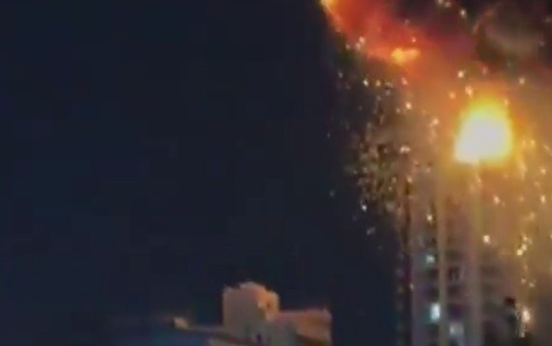 Bəhreyndə göydələnin vurulma anı - VİDEO