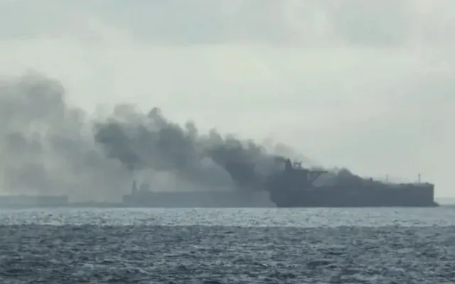 İran raketinin vurduğu tanker Hörmüz boğazında batdı - VİDEO