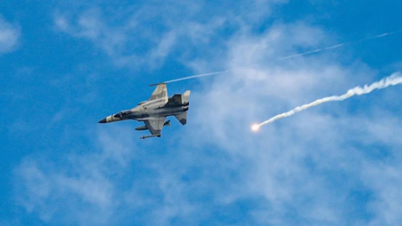 İran ABŞ-nin Küveyt səfirliyi və qırıcısını vurdu - VİDEO