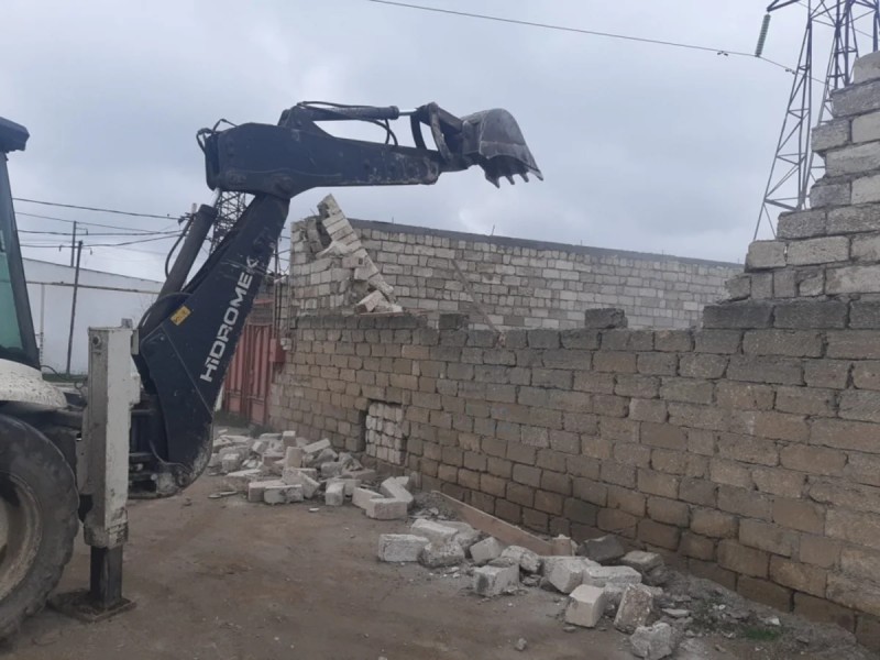 Buzovnada qanunsuz tikili sökülüb - VİDEO