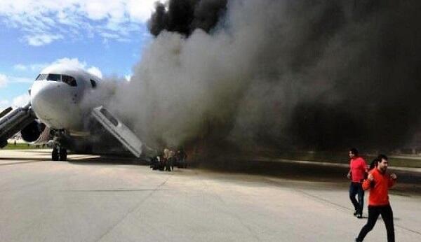 Tehranda hava limanı vuruldu: Təyyarə yanır
