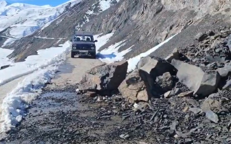 Quba-Xınalıq yolunda sürüşmə: qaya parçaları töküldü - FOTO