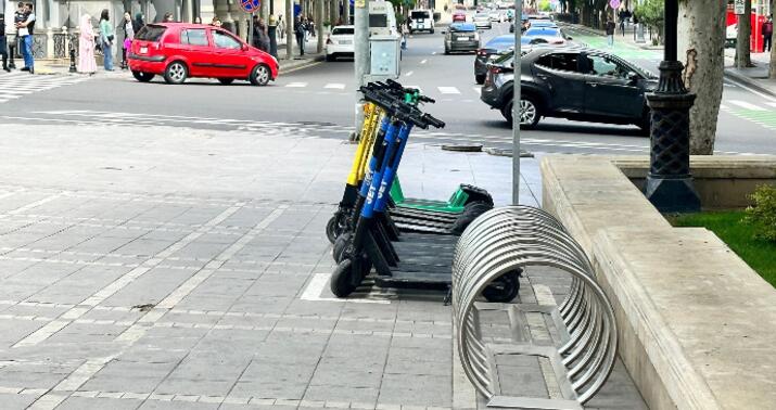 Mingəçevirdə maşın skuterlə hərəkətdə olan iki yeniyetməni vurdu