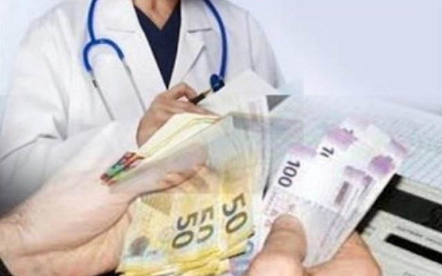 Müayinə olunmaq üçün getdiyi klinikada həkimin pulunu oğurladı