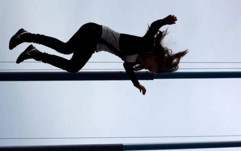 19 yaşlı qız binadan yıxıldı