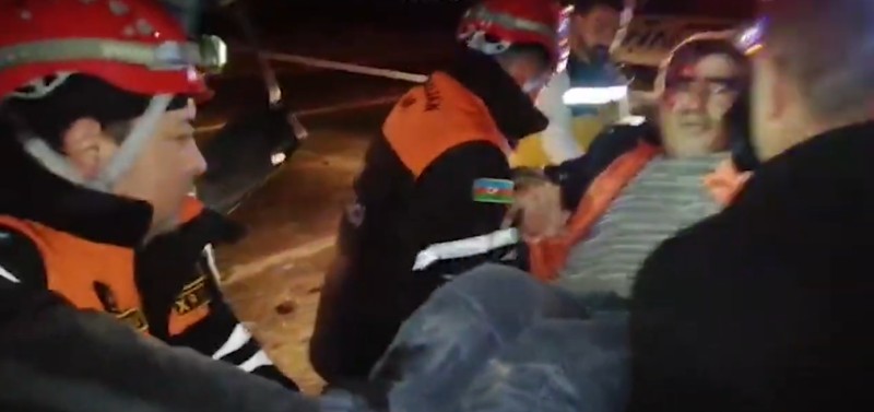 Avtomobildə sıxılı vəziyyətdə qalan şəxs belə xilas edildi - VİDEO