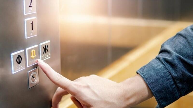 Liftdə köməksiz vəziyyətdə qalan yeniyetmə xilas edildi - VİDEO