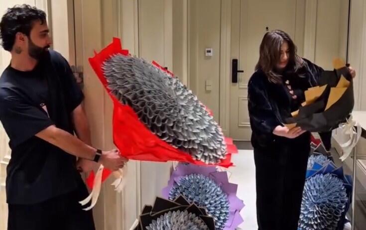 Anasına 8 pul buketi hədiyyə verdi