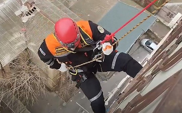 Sumqayıtda azyaşlı belə xilas edildi - VİDEO