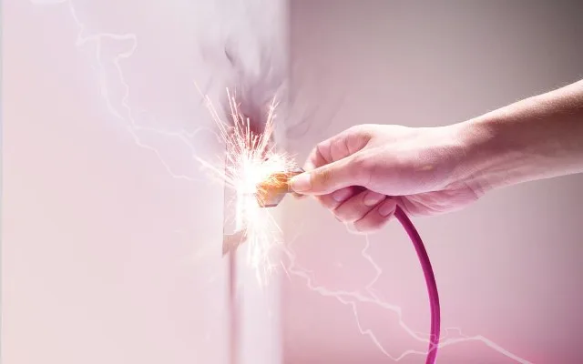 Masazırda qadını elektrik cərəyanı vuraraq öldürdü