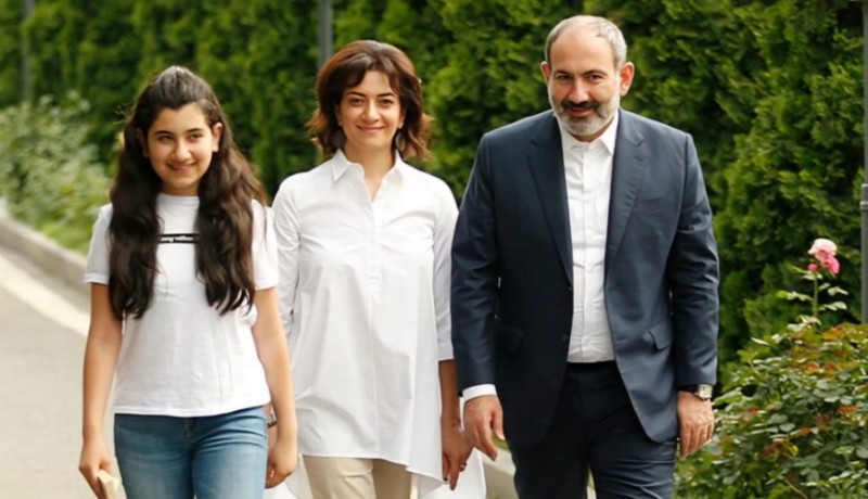 Paşinyan ailəsində yeni qalmaqal - Anna Akobyan qızını da sildi