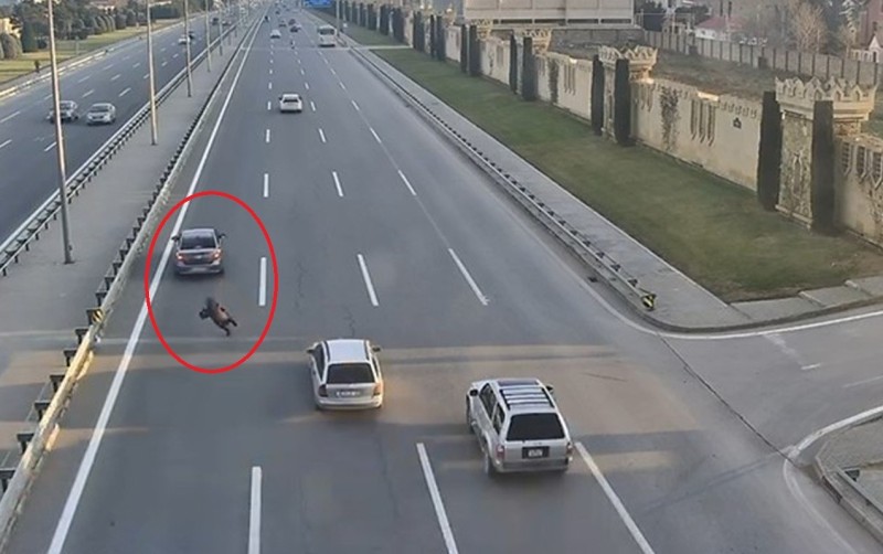 Maşın yola qaçan qadını vurdu - ANBAAN VİDEO