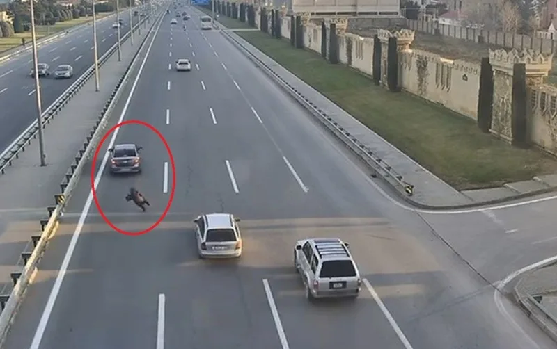 Maşın yola qaçan qadını vurdu - ANBAAN VİDEO