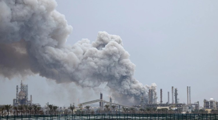 İran Bəhreyndə yanacaq anbarlarını vurdu