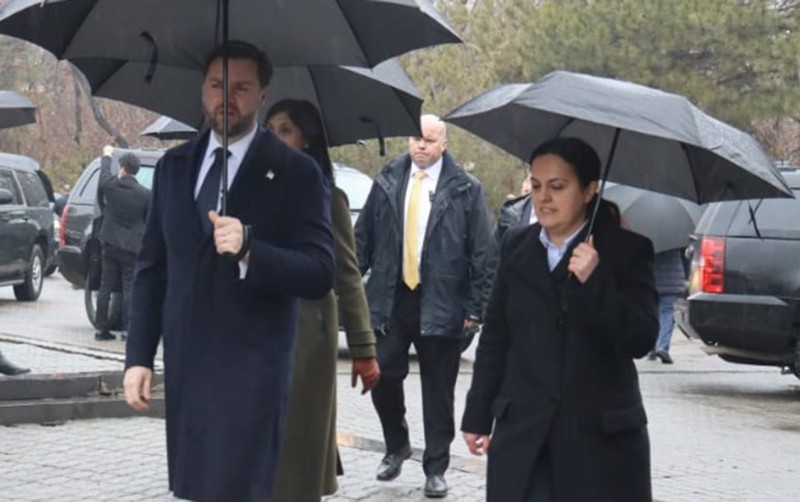 Vensə Qarabağla bağlı kitab hədiyyə etdi - Paşinyan işdən çıxardı