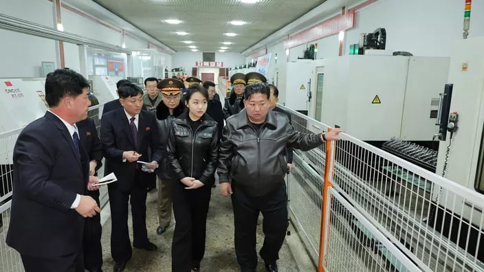 Kim Çen Inın qızı tapançadan atəş açdı - GÖRÜNTÜLƏR