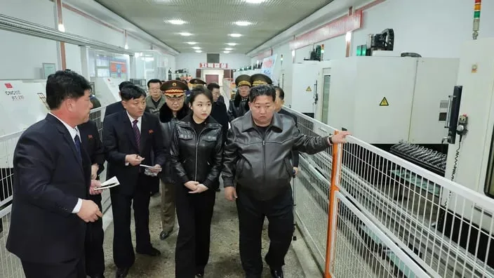 Kim Çen Inın qızı tapançadan atəş açdı - GÖRÜNTÜLƏR