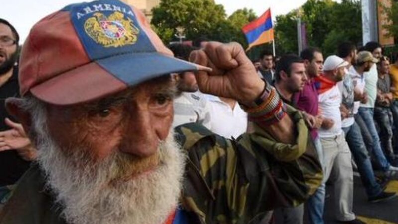 Ermənistanda hakimiyyət böhranı dərinləşir: Kənardan milyonlarla dollar gətirilib