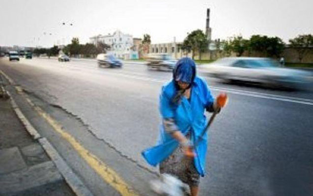 Süpürgəçini maşın vurub öldürdü