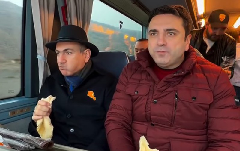 Bu dəfə də avtobusda lavaş yedi - VİDEO