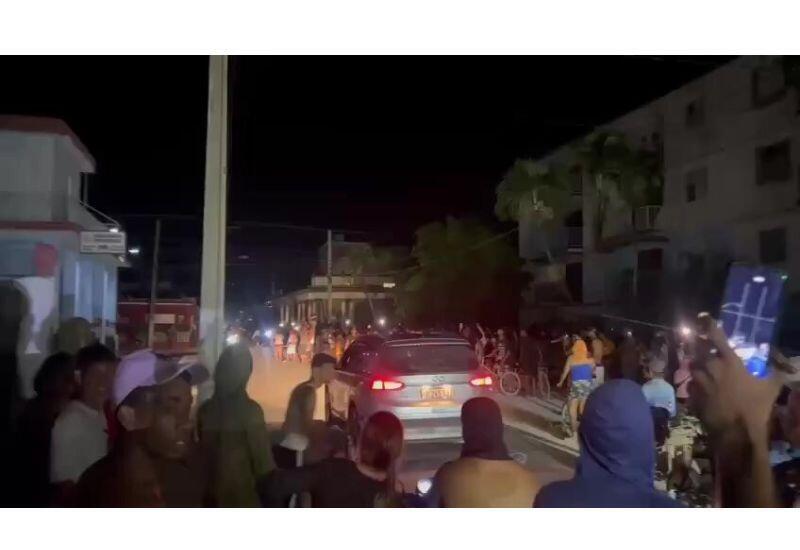 Kubada etirazçılar Kommunist partiyasının qərargahını yandırdı – VİDEO