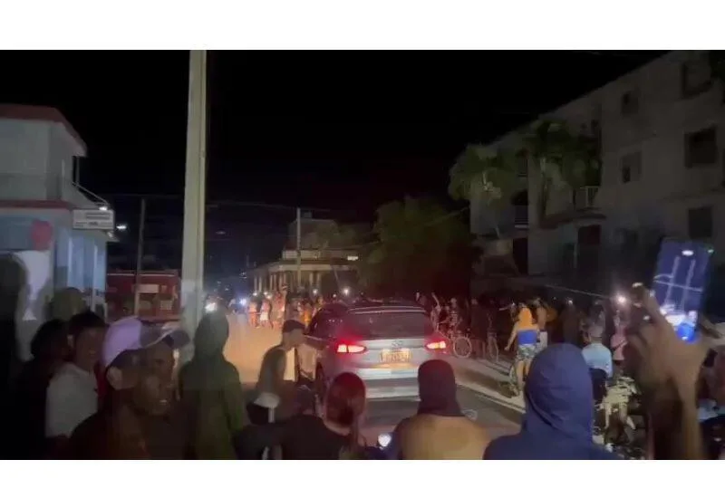 Kubada etirazçılar "Kommunist" partiyasının qərargahını yandırdı – VİDEO