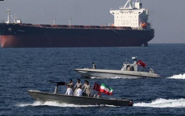 İran 24 gəminin Hörmüz boğazından keçməsinə icazə verdi