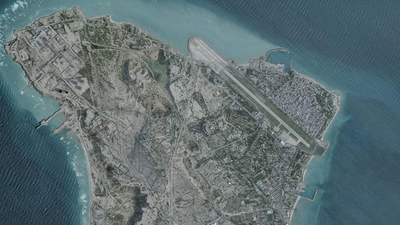 Tramp İranın Xarq adasındakı hərbi obyektlərə zərbə endirildiyini açıqlayıb - VİDEO