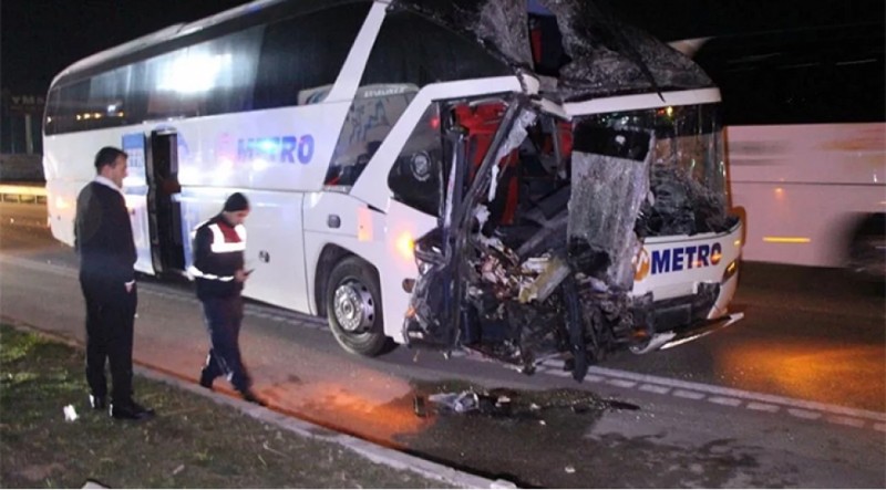 Türkiyədə avtobusla yük maşını toqquşdu: xəsarət alanlar var