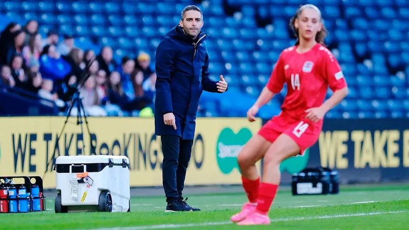 Futbolçularına nalayiq mesajlar yazan məşqçi qovuldu