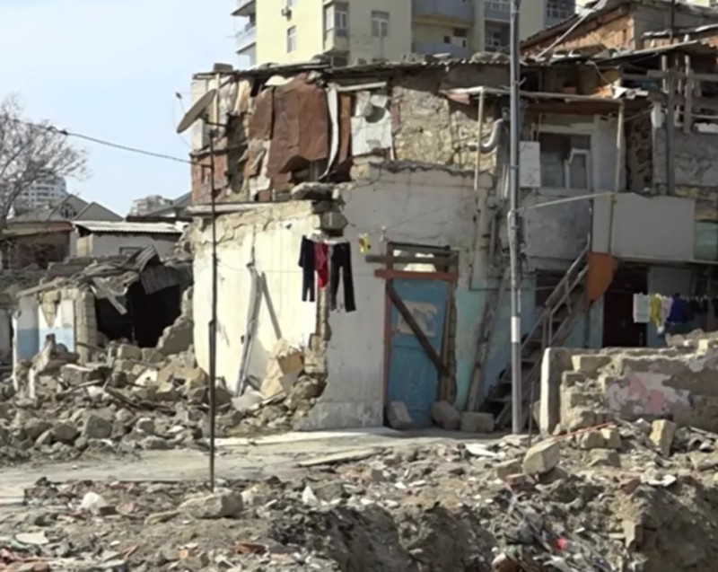 Evlərin sökülməsi zamanı GƏRGİNLİK: Kiçik mülk sahibləri böyük mənzil... - VİDEO