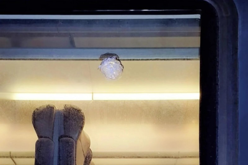 Qatara daş atan yeniyetmələr polisə çağırıldı