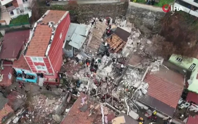 İstanbulda bina ÇÖKDÜ - YENİLƏNİB + VİDEO