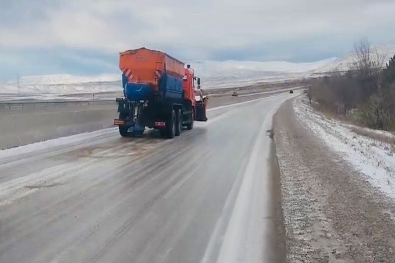 Qobustanda qəza nəticəsində bağlanan yol açıldı - YENİLƏNİB