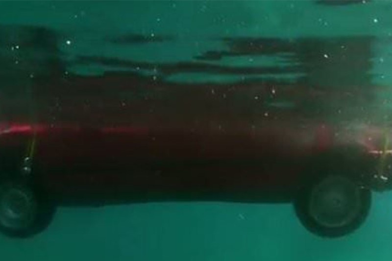 Avtomobil gölməçəyə düşdü