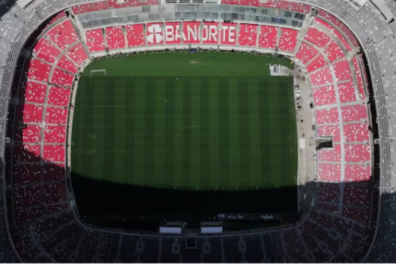 Azarkeş stadionda öldü