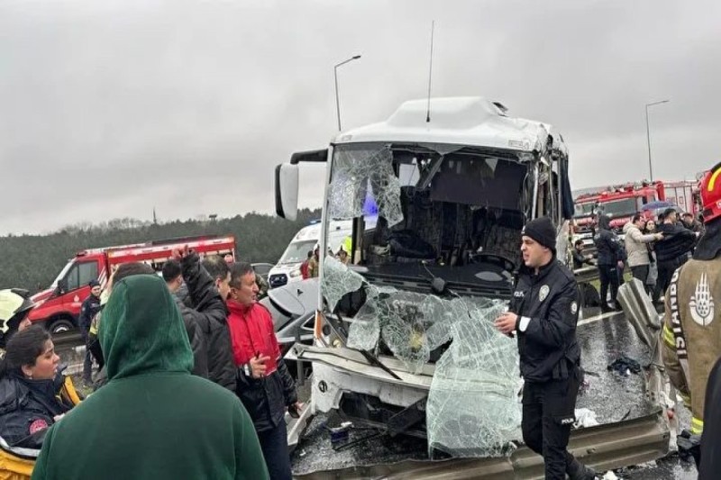 İstanbulda polis avtobusu qəzaya uğrayıb