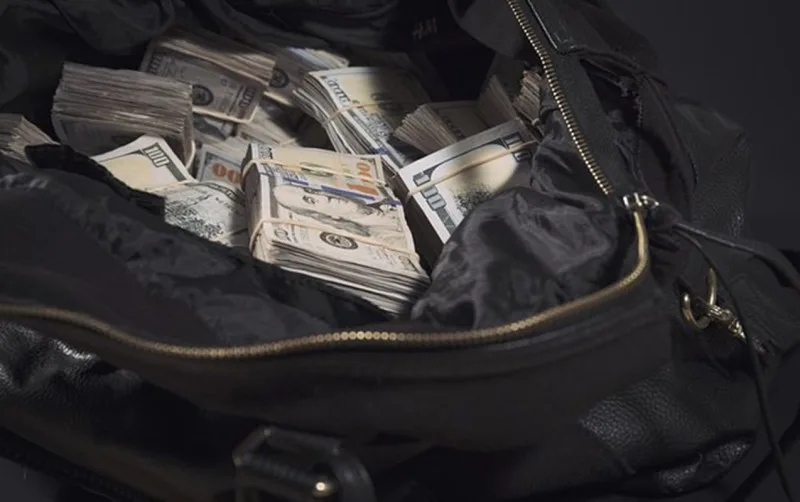 7 yaşlı qız anasına əsəbiləşib 88 min dolları pəncərədən atdı
