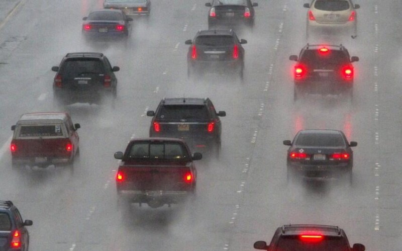 Onlarla avtomobilə ziyan dəyib - Zərəri kim ödəməlidir? - VİDEO