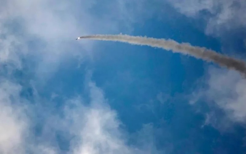 İsrail İranın üç hava limanını VURDU