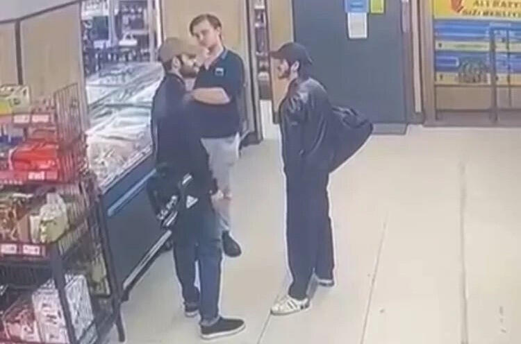 Azərbaycanlı oğrular market işçisini bir yumruqla yerə sərdi - ANBAAN VİDEO